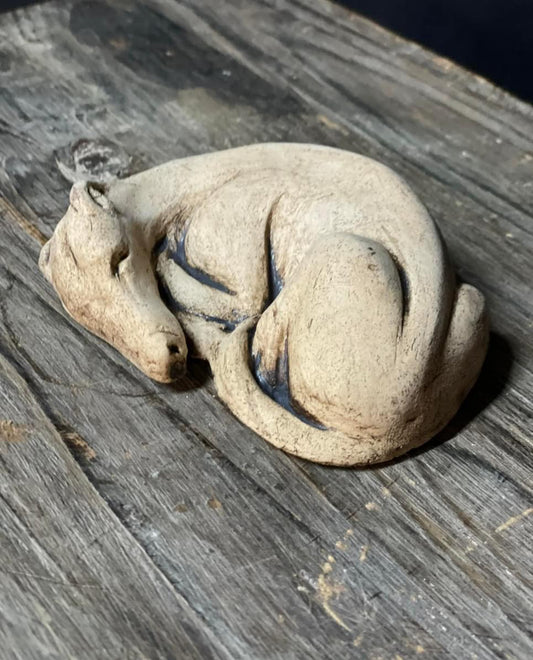 Beeldje slapende windhond (Ongeglazuurd)