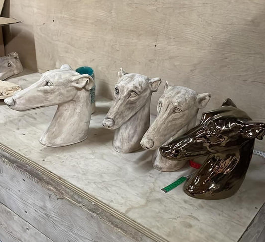 Beeld Windhond keramiek (ongeglazuurd)